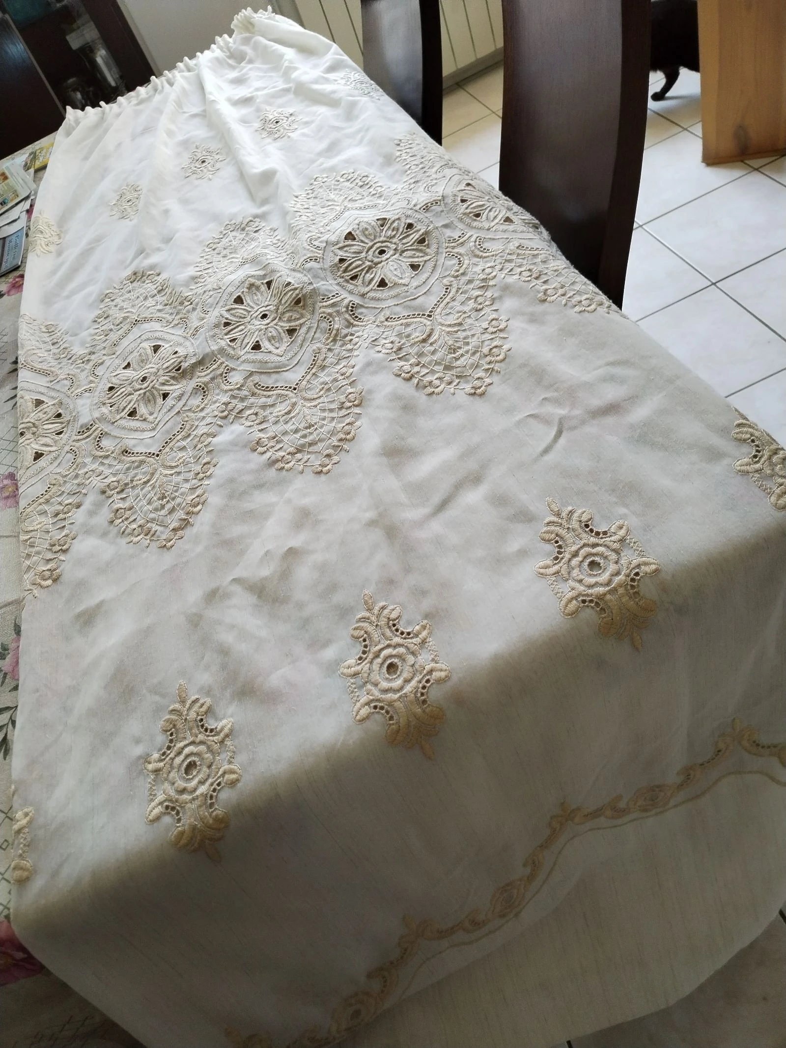 Muy bonita cortina vintage con bordados de color dorado. – photo 2
